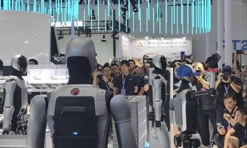 人形機(jī)器人賽道風(fēng)起云涌 優(yōu)必選獲10億美元融資，智能研發(fā)駛?cè)肟燔嚨? class=